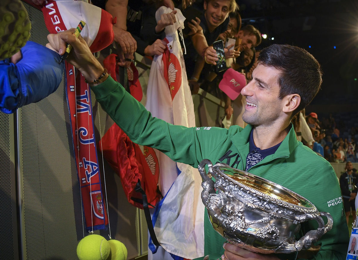 S víťaznou trofejou. Novak Djokovič rozdáva...