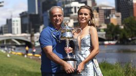 Bez jediného slova. Keninovej príbeh začal písať otec v newyorskom taxíku