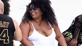 Ťažkotonážna Lizzo v bikinách! Užívala si Miami, s kamoškami všetkých tvarov!