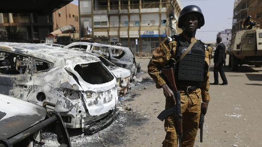 Pri útoku ozbrojencov na dedinu v Burkine Faso zomrelo najmenej 138 civilistov 