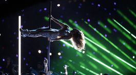 Jennifer Lopez predvádza svoje umenie pri tyči. 