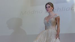 Modelka počas svadobnej výstavy v trenčianskom hoteli Elizabeth predvádza jeden z modelov, ktoré sú súčasťou prezentovaných noviniek a trendov.  