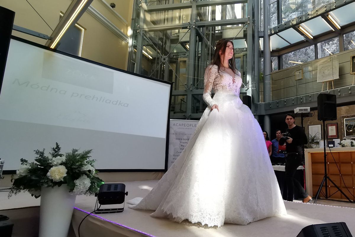 Modelka počas svadobnej výstavy v trenčianskom...