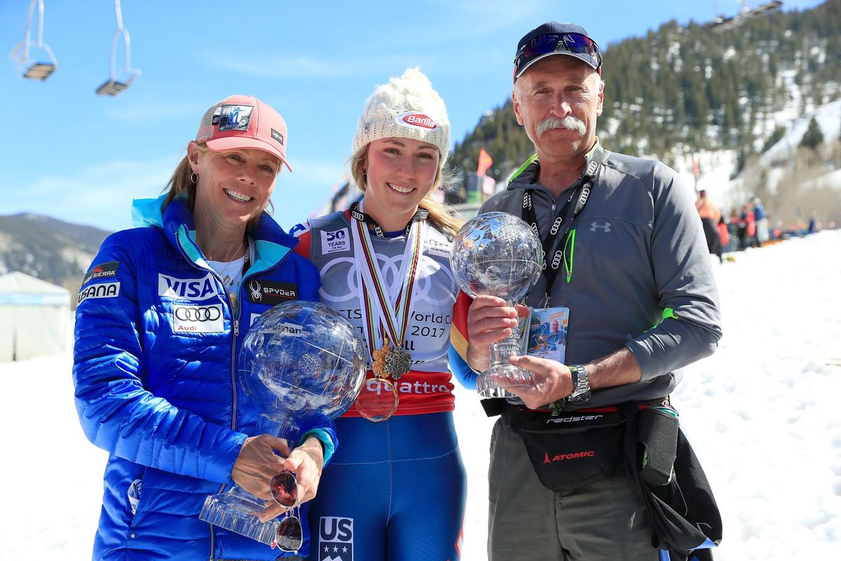 Mikaela Shiffrinová s mamou Eileen a otcom...