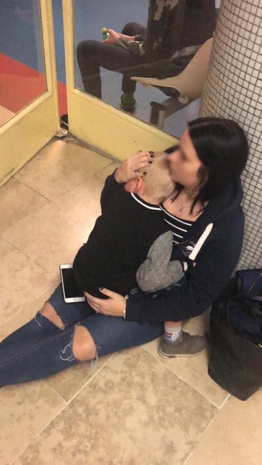 Matka so synom v náručí sedí na podlahe...