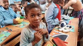 Deti na Madagaskare chodia do školy bez reptania