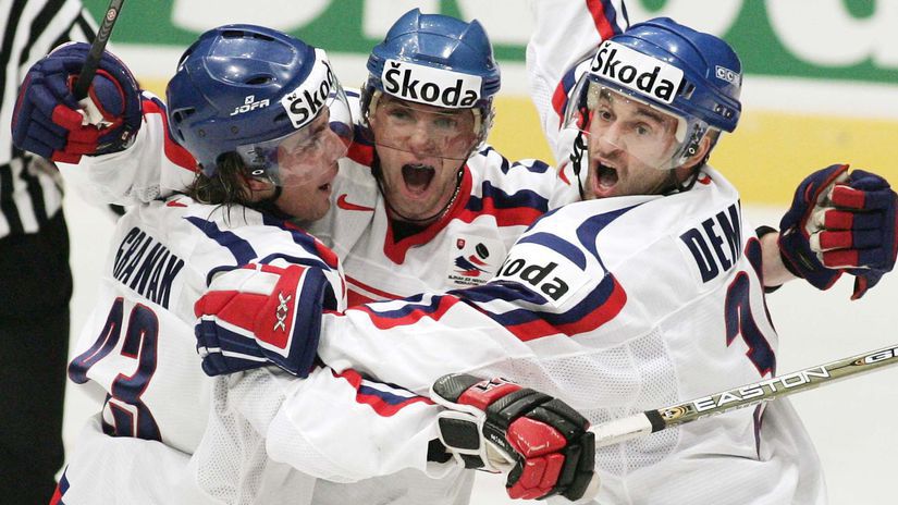 Dominik Graňák (vľavo) oslavuje gól na MS 2005...