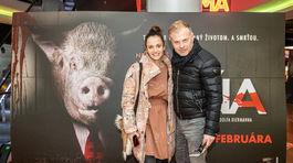 Herec a moderátor Marcel Ochránek s partnerkou na premiére filmu Sviňa. 
