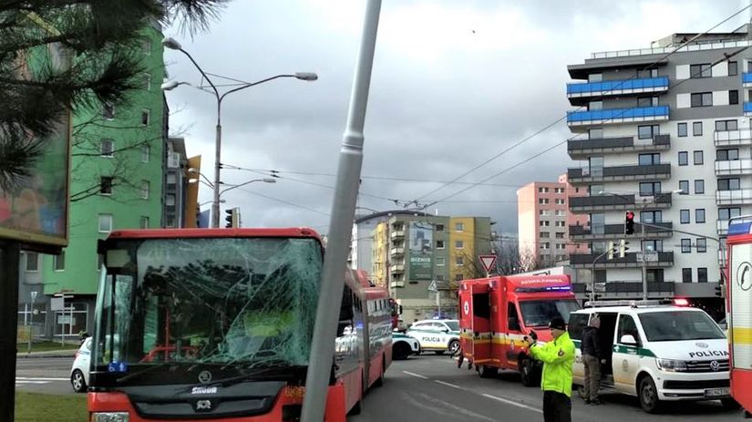 POLÍCIA: Dopravná nehoda trolejbusu