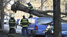Vietor v Žiari nad Hronom strhol strechu z budovy, zasiahla vozidlá