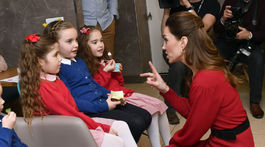 Vojvodkyňa Kate z Cambridge sa prihovára najmenším návštevníčkam v Joe's Ice Cream Parlour.