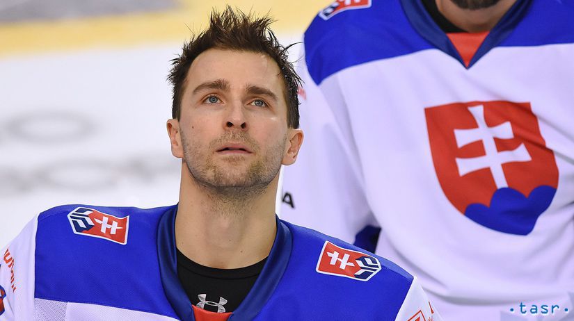 Slovenský kapitán Dominik Graňák pred zápasom s...