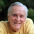 Herec Kirk Douglas vo svojom dome v Beverly...