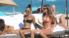 Milenky slávnych spevákov spolu na pláži: Už chápete, prečo im muži podľahli?