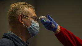 Obete koronavírusu v Číne stále pribúdajú, Taliansko hlási prvý prípad nákazy