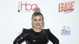 Speváčka Kelly Clarkson prekvapila v latexových šatách. 