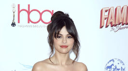 Speváčka Selena Gomez prišla v šatách z dielne Patou.