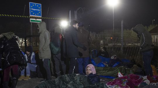 Srbsko odviezlo stovky migrantov od hraničného priechodu s Maďarskom