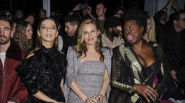 Zľava: Herečky Angela Sarafyan, Alicia Silverstone a Leslie Jones.