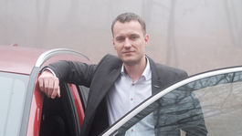 Emisný nôž na krku automobiliek