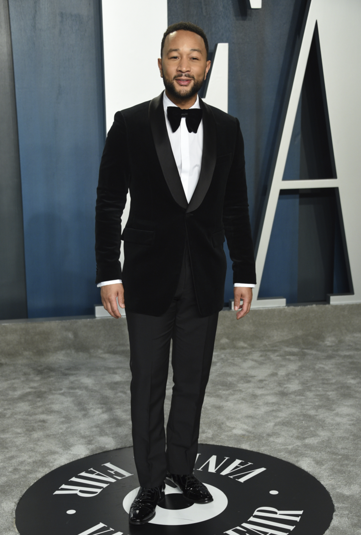 John Legend prichádza na Vanity Fair Oscar Party.