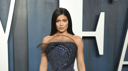 Kylie Jenner prišla v kreácii Ralph & Russo...