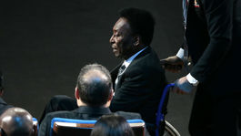 Ubolený kráľ Pelé sa cíti trápne. Neopúšťa domov 