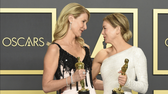 Renee Zellweger a  Laura Dern  po udeľovaní...