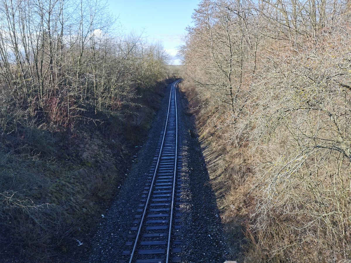 Z tohto viaduktu nad vlakovou traťou hádžu...