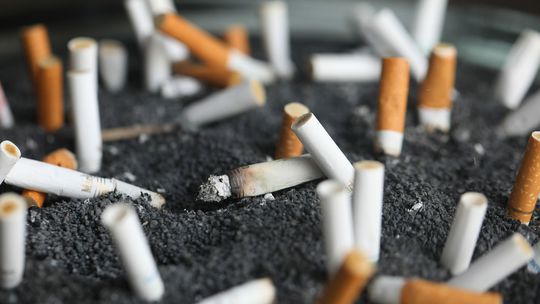 V Británii schválili zákaz predaja cigariet ľuďom narodeným po roku 2008