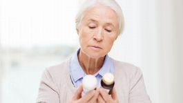 Štúdia ukázala, že seniori užívajú stovky liekov. Správne?