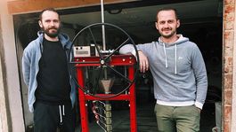 Dvojica kamarátov zo Starej Turej recykluje doma plasty, vyrába z nich kryty na mobily či kvetináče