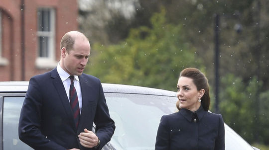 Vojvodkyňa Kate Duchess z Cambridge v kabáte...