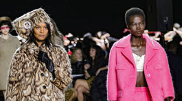 Modelka predvádza jednu z kreácii v rámci kolekcie Marc Jacobs Jeseň/Zima 2020.