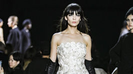 Modelka predvádza jednu z kreácii v rámci kolekcie Marc Jacobs Jeseň/Zima 2020.