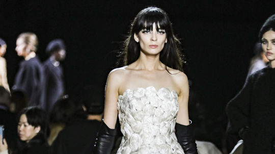 Modelka predvádza jednu z kreácii v rámci...