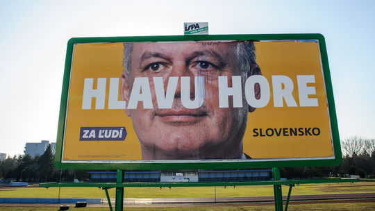 Poškodený predvolebný bilbord strany Za ľudí....