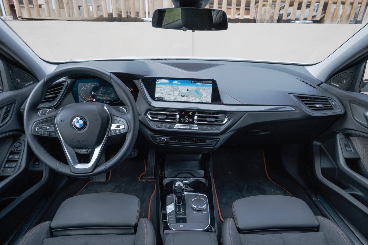 Infotainment pripomína BMW radu 3. Napríklad...