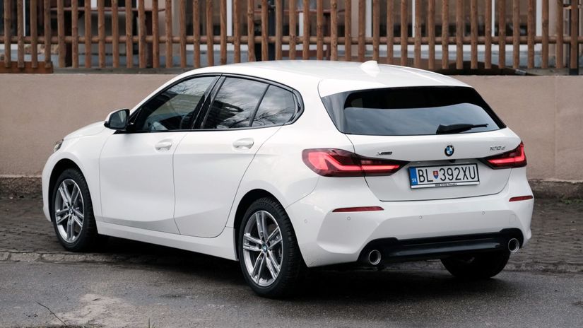 Aj vzadu sa BMW vyhralo s grafikou svetiel....