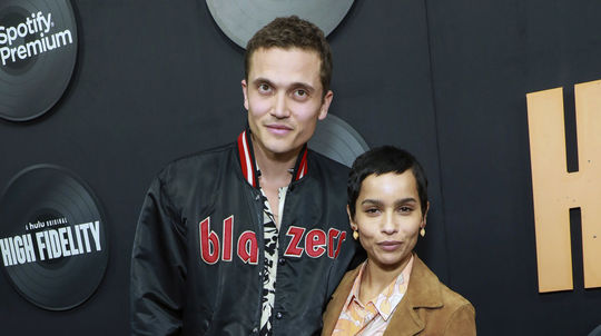 Karl Glusman a jeho manželka Zoe Kravitz prišli...