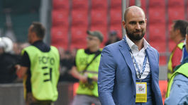 Kmotrík hodil rukavicu fanúšikom 