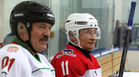 Putin a Lukašenko si opäť zahrali hokej, s nimi aj Bure či Fetisov