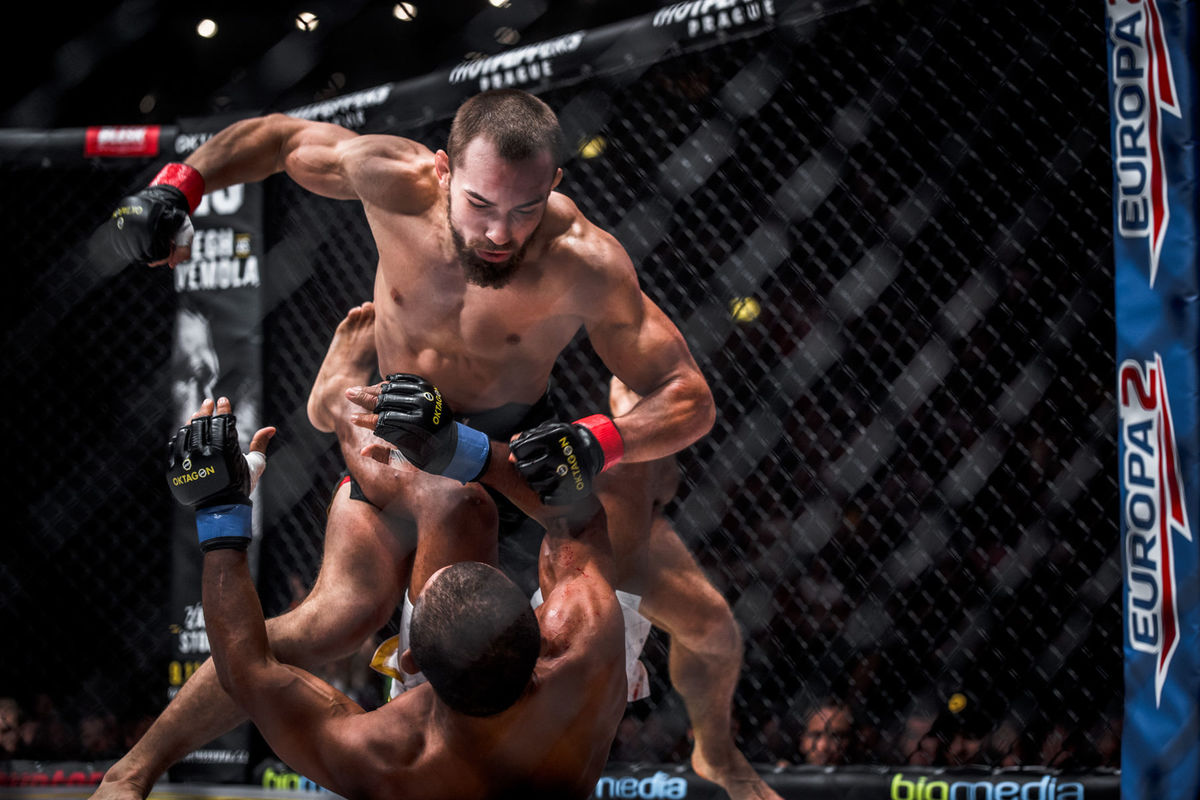 Ľudovít Klein v červených rukaviciach.