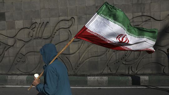 Iránsky konzulát v Paríži obkľúčila polícia. Muž sa tam vyhrážal, že sa vyhodí do povetria