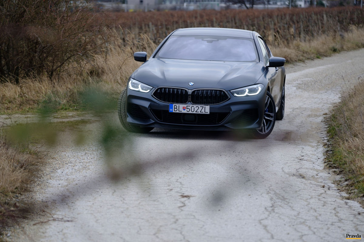 M850i je vysoké 1 407 mm.