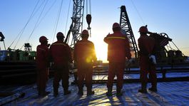 Ropa zamierila pre koronavírus dole. Palivá lacnejú