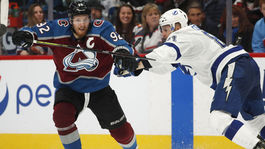 Tampa valcuje. Černák ohromil tvrdosťou, prispel k rekordu 