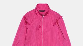Dámska bunda s detailom riasenia. Predáva Zara za 29,95 eura. 