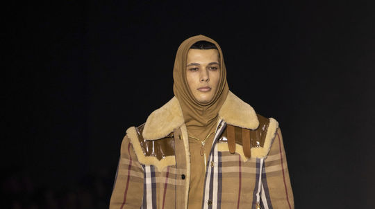 Model v kreácii Burberry Jeseň/Zima 2020 v...