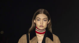 Modelka Gigi Hadid tiež predvádzala novú kolekciu Burberry. 